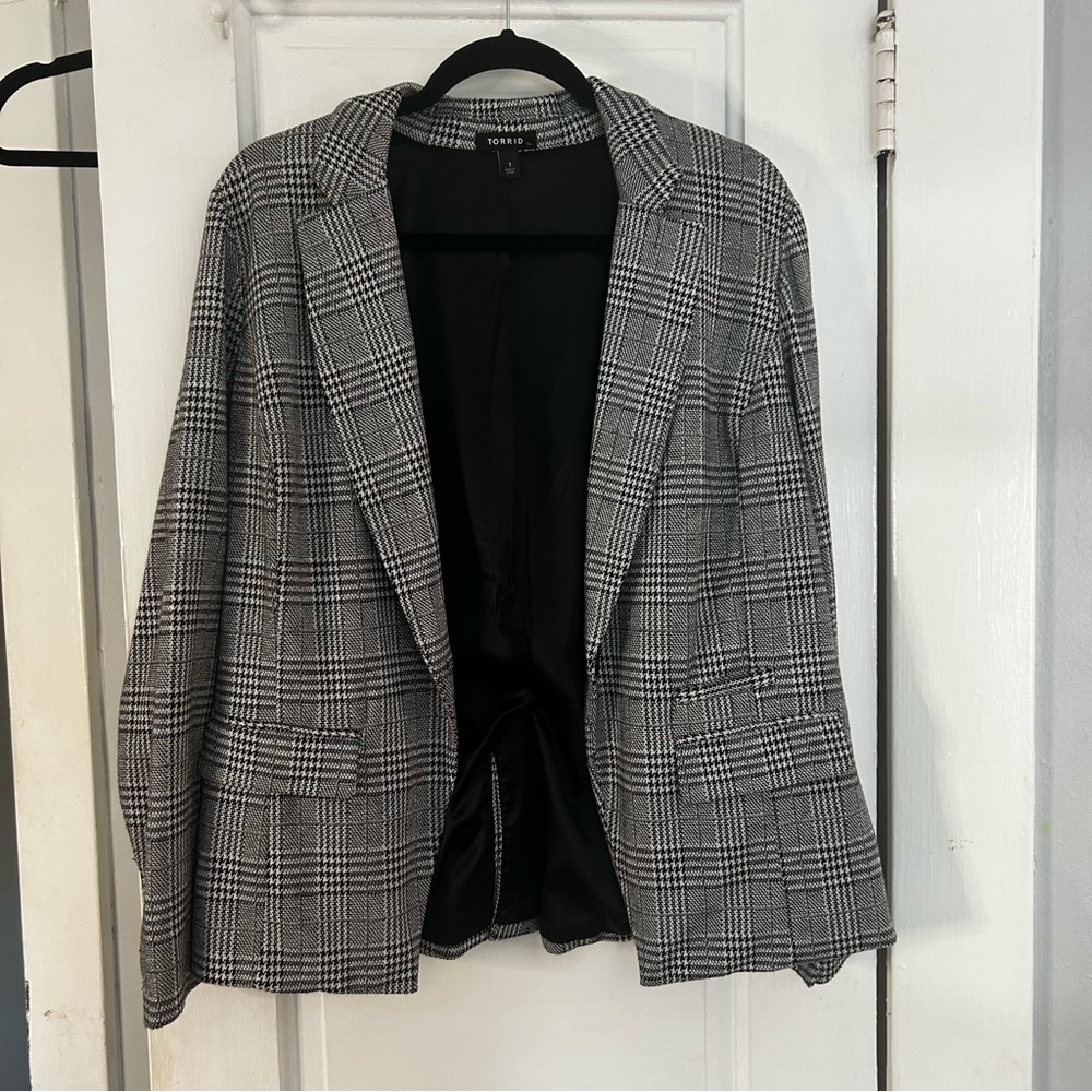 Torrid Black and White Blazer Classic Suit Jacket